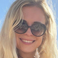 Jetting Julia Naakt