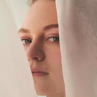 Mia Threapleton Naakt