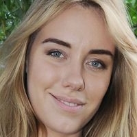 Ryana Naakt