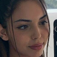 Tara Yazdi Naakt